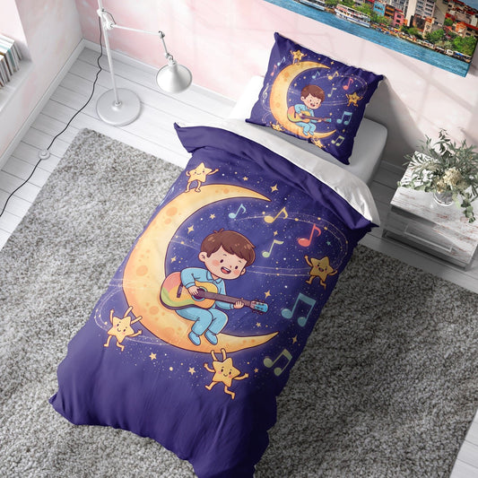 Ay Üzerinde Gitar Çalan Çocuk Nevresim Takımı (Çarşafsız)