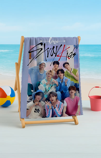 Stray Kids Plaj Havlusu – Gençliğin Dansı Plajda!