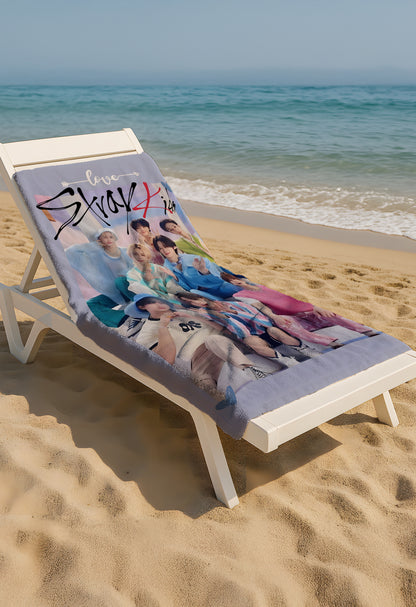 Stray Kids Plaj Havlusu – Gençliğin Dansı Plajda!